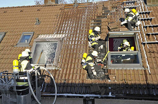 Garagen-Brand in Ramersdorf: Die Garage ist vollständig ausgebrannt. Auch das angrenzende Wohnhaus fing Feuer. die Bilder vom Feuerwehr-Einsatz.