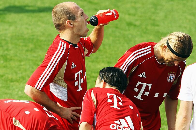 Die Sonne Katars macht durstig: Die Bayern gönnen sich eine Erfrischungspause.