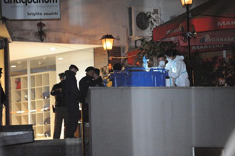 Er wurde im Hinterhof, der die Kustermann-Passage und das Steakhaus mit dem Rosental verbindet und am Wall-Street-Institute auf die Straße einmündet, von dem Maredo-Angestellten gefunden.