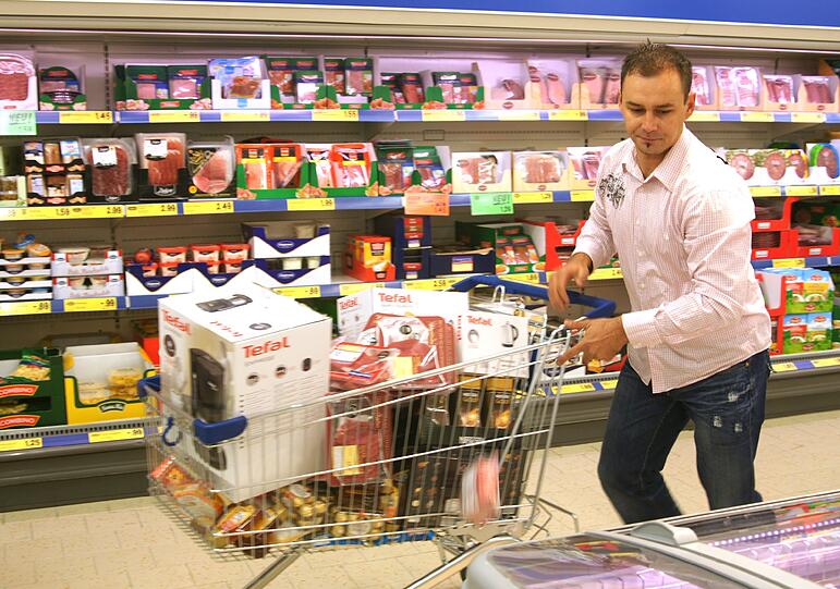 Laufen und kaufen: Industriekaufmann Emil Kadic im Lidl-Markt in Moosach. Er ist einer von fünf Gewinnern, die hier gratis einkaufen dürfen.
