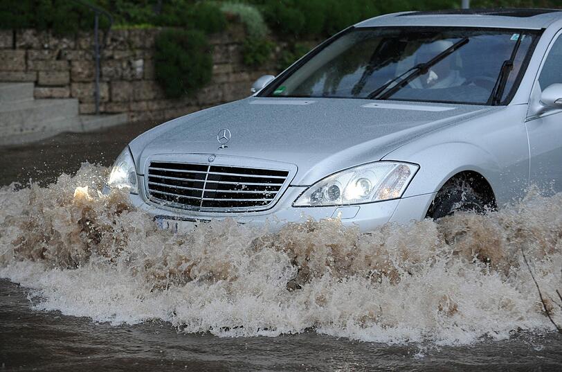 Grundsätzlich gilt:  Ein Auto, das im Hochwasser steht, sollte  nicht angelassen werden.
