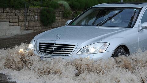 Grundsätzlich gilt:  Ein Auto, das im Hochwasser steht, sollte  nicht angelassen werden.