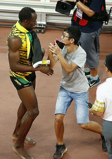 Der tiefe Fall des Usain Bolt: Ein Kameramann auf zwei Rädern brachte den Sprint-Superstar aus dem Tritt.