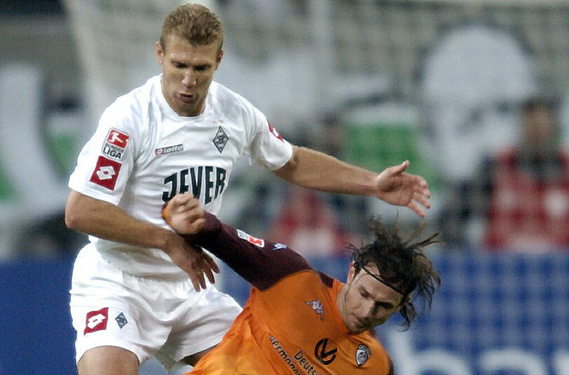 17. Oktober 2004: Der Gladbacher Marcelo Pletsch (links) im Duell mit Ioannis Amantidis vom 1. FC Kaiserslautern.