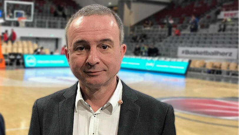 Michael Körner moderiert schon seit Jahren Basketballspiele.