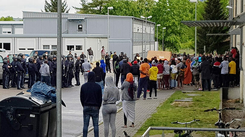 Mehrere Polizeieinsatzkräfte standen der aufgebrachten Menge gegenüber.
