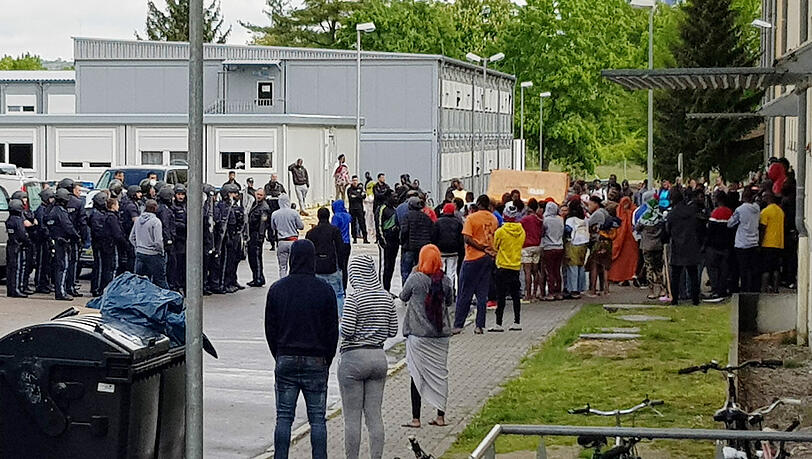 Mehrere Polizeieinsatzkräfte standen der aufgebrachten Menge gegenüber. Mehrere Polizeieinsatzkräfte standen der aufgebrachten Menge gegenüber.