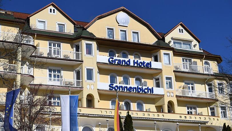 Im Garmischer "Grand Hotel Sonnenbichl" soll der König von Thailand während des Corona-Lockdowns residiert haben. Im Garmischer "Grand Hotel Sonnenbichl" soll der König von Thailand während des Corona-Lockdowns residiert haben.