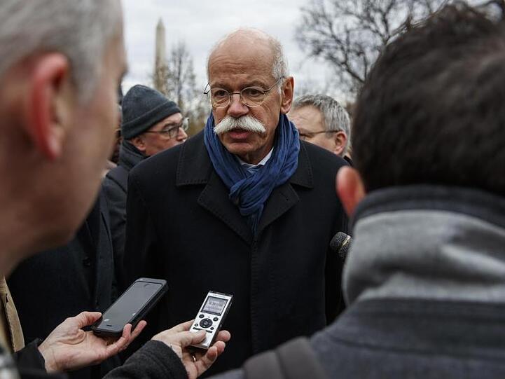 Daimler-Chef Dieter Zetsche äußert sich nach dem Treffen mit Donald Trump gegenüber Journalisten.