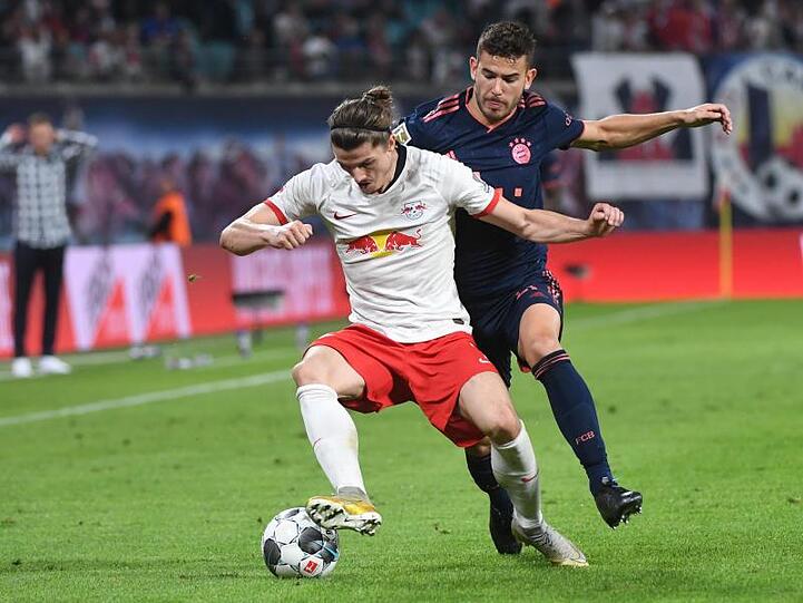 Leipzigs Marcel Sabitzer (l) im Zweikampf mit Bayerns Lucas Hernandez.