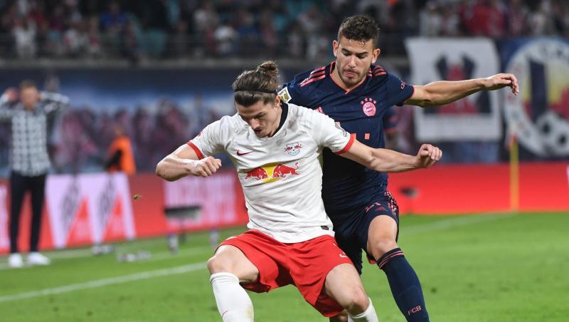 Leipzigs Marcel Sabitzer (l) im Zweikampf mit Bayerns Lucas Hernandez. Leipzigs Marcel Sabitzer (l) im Zweikampf mit Bayerns Lucas Hernandez.
