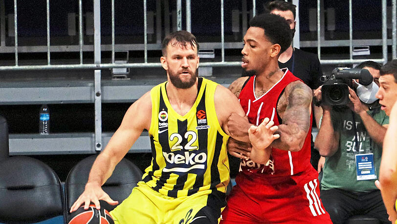 Erlebt Bayerns-Comeback-Sieg auf der Verliererseite: Ex-Kapitän Barthel (l.) im Duell mit Thomas. Erlebt Bayerns-Comeback-Sieg auf der Verliererseite: Ex-Kapitän Barthel (l.) im Duell mit Thomas.