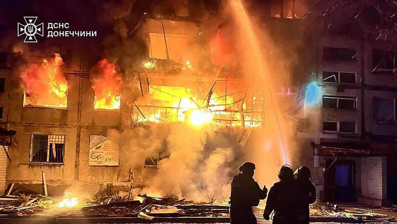 Bei neuen russischen Luftangriffe auf die Bergbaustadt Dobropillja starben viele Menschen.