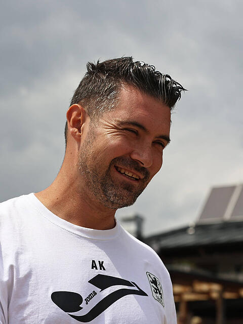 Beste Laune bei L&ouml;wen-Coach Alper Kayabunar.