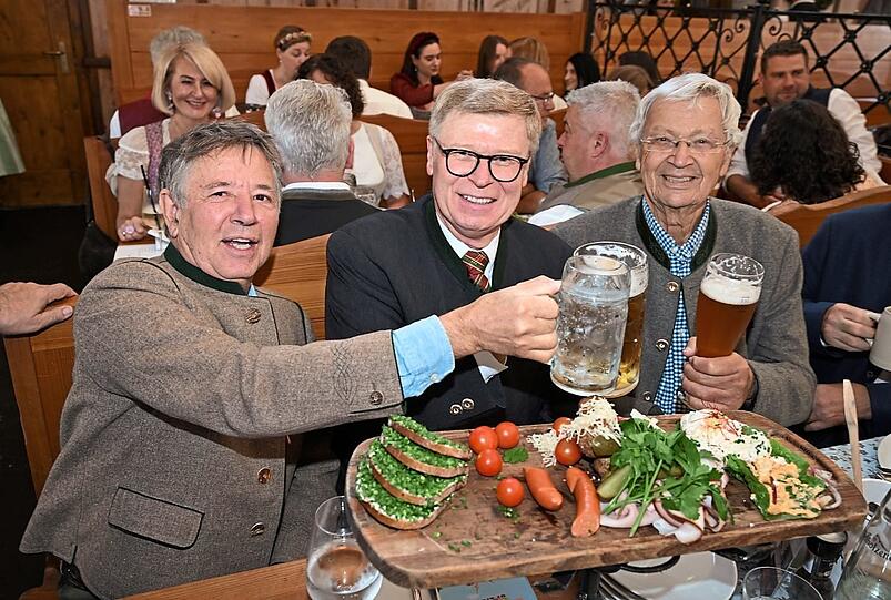 F&uuml;r ihn kommen sie extra auf die Wiesn: Gerhard Polt (r.) und Christoph "Stofferl" Well mit Helmut Friess (M.).