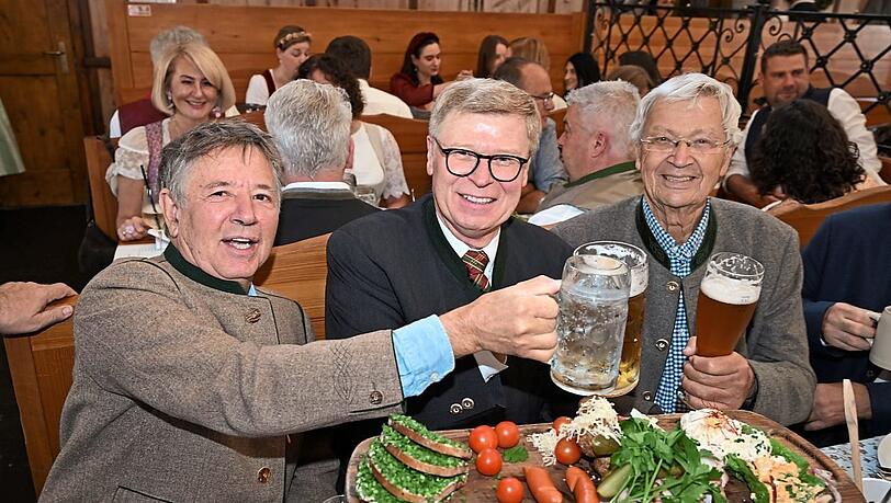 F&uuml;r ihn kommen sie extra auf die Wiesn: Gerhard Polt (r.) und Christoph "Stofferl" Well mit Helmut Friess (M.).