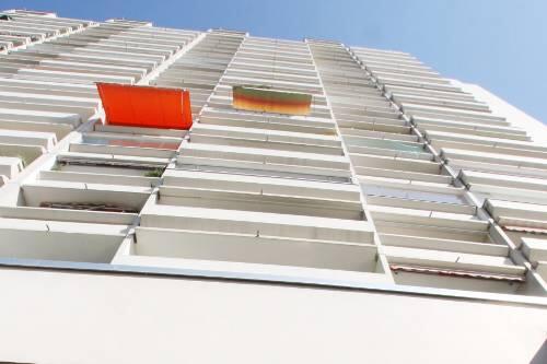 Von einem dieser Balkone muss der Eisblock geworfen worden sein. Die Polizei sucht nun Zeugen.
