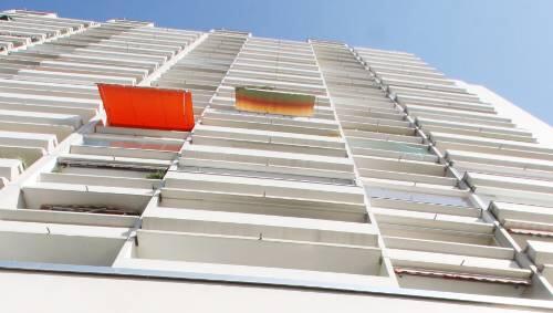 Von einem dieser Balkone muss der Eisblock geworfen worden sein. Die Polizei sucht nun Zeugen. Von einem dieser Balkone muss der Eisblock geworfen worden sein. Die Polizei sucht nun Zeugen.