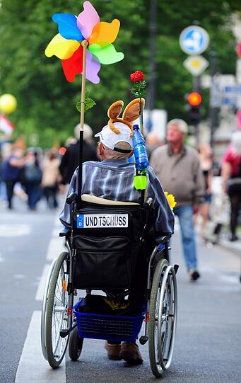 Fantasievoll bekleidet feiern am Samstag die Teilnehmer auf der Parade zum Christopher Street Day (CSD) in Berlin.