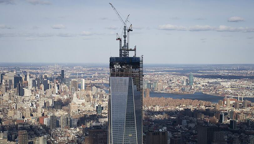 Das noch im Bau befindliche One World Trade Center überragt schon heute die anderen Wolkenkratzer der Stadt. Nach seiner Fertigstellung wird es das größte Gebäude der USA sein. Spektakuläre Luftaufnahmen aus New York City - die Bilder zum Durchklicken!