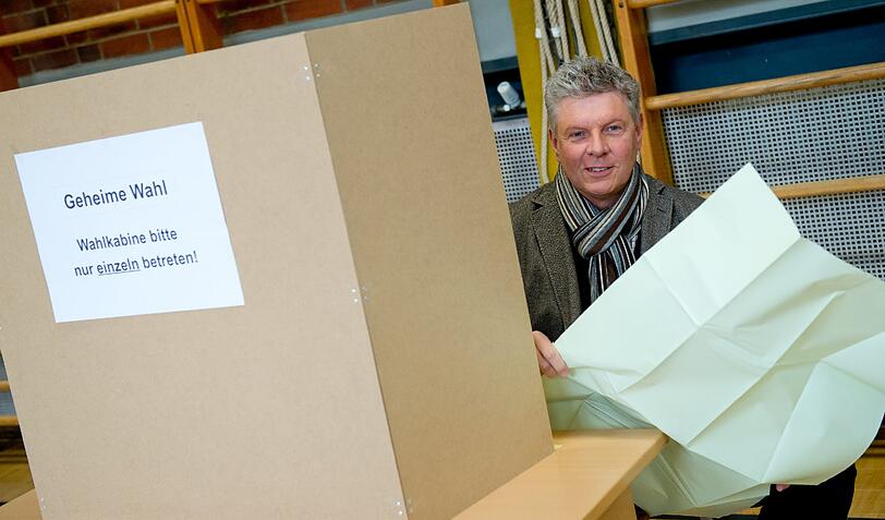 Kommunalwahl 2014: Dieter Reiter gibt seinen Stimmzettel in München ab.