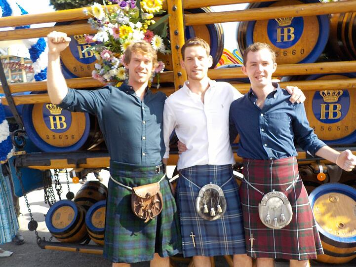 Phil Murnane (24, M.), Ewan Glassey (25, l.) und Ryan Mc Dooey (25) sind Medizin-Studenten aus Glasgow. Die smarten Schotten: &bdquo;Das Wichtigste ist, am Oktoberfest gut auszusehen. Wir haben gebügelte Hemden und Schottenröcke mitgebracht. In unseren Taschen stecken Geld, Handy und Kondome. Klar, wir sind hier, um einfach mal zu sehen, was passiert... Wenn etwas passiert, ist das für uns der perfekte Tag.&ldquo;