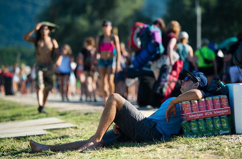 Tag 1: Seeufer und Bergkulisse mit Beats, Gitarren und polyrhythmischen Klängen - das 22. Chiemsee Summer Festival in Übersee geht noch bis Sonntag.