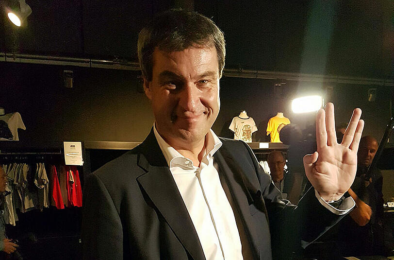 Kleiner Scherz am Rande: SciFi-Fan Söder mit dem Vulkanier-Gruß beim Star-Wars-Event.