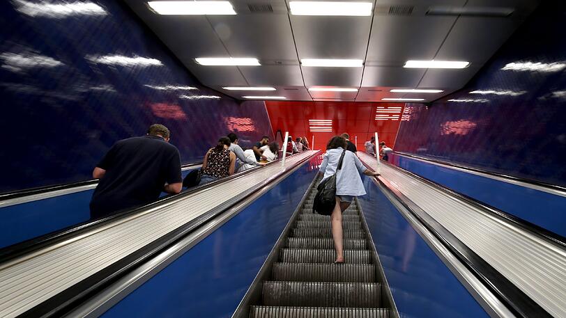 Rolltreppen bringen die Münchner schnell von unten nach oben und umgekehrt - wenn sie denn funktionieren. (Archivbild)