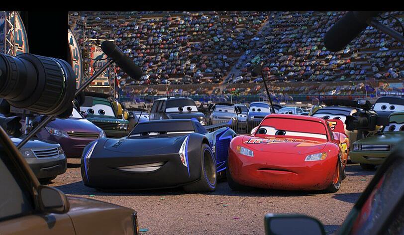Lightning McQueen (rechts) muss feststellen, dass er nicht mehr der Star des Rennens ist.