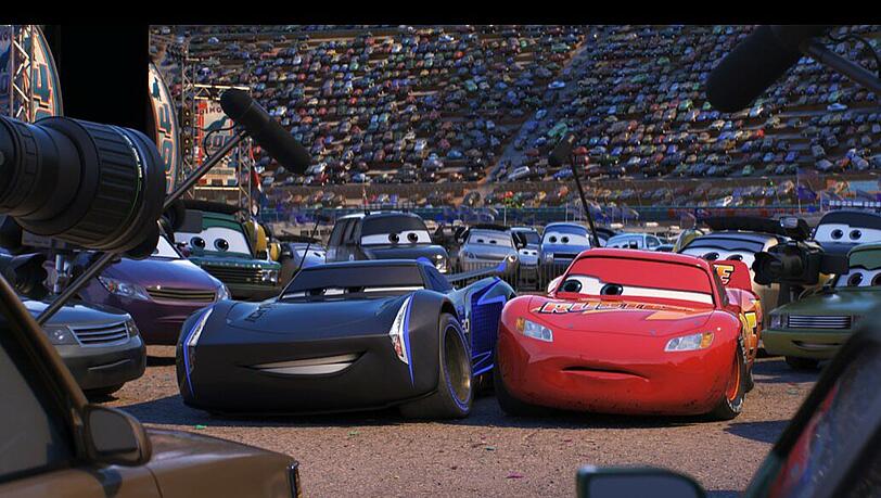 Lightning McQueen (rechts) muss feststellen, dass er nicht mehr der Star des Rennens ist.