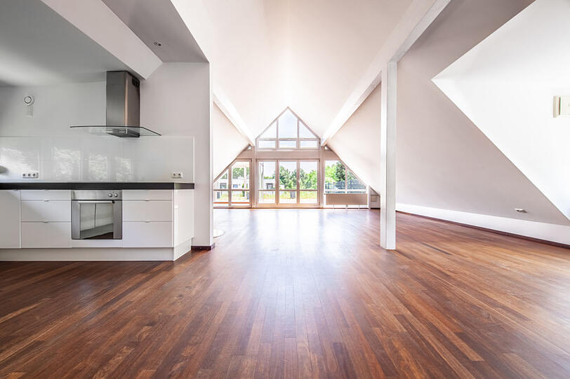 Viereinhalb Meter ist die Deckenhöhe im Wohnzimmer.