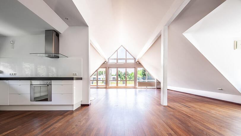 Viereinhalb Meter ist die Deckenhöhe im Wohnzimmer. Viereinhalb Meter ist die Deckenhöhe im Wohnzimmer.