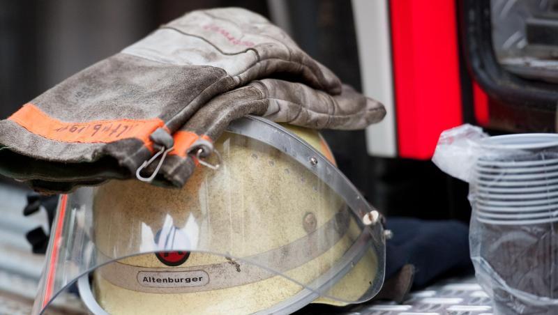 Ein Feuerwehrhelm liegt an einem Einsatzfahrzeug. Foto: picture alliance/dpa/Symbolbild Ein Feuerwehrhelm liegt an einem Einsatzfahrzeug. Foto: picture alliance/dpa/Symbolbild