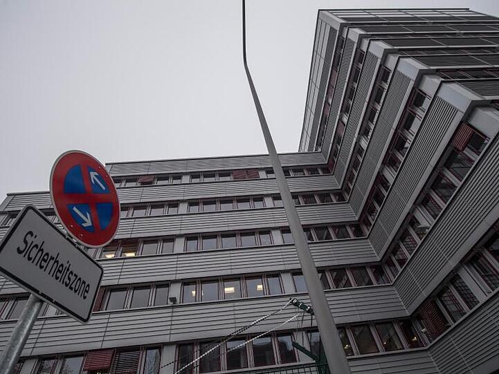 Die Zentrale des Hessischen Landeskriminalamtes: Das LKA ermittelt weiter im Fall einer offenbar rechtsextremen Chatgruppe innerhalb der Polizei in Frankfurt.