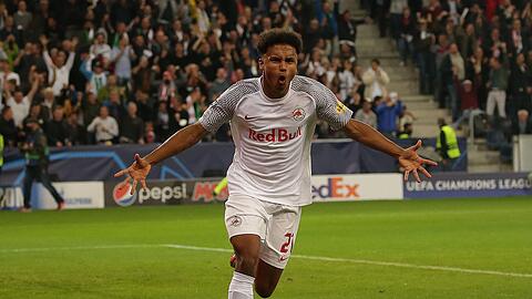 Karim David Adeyemi jubelt nach einem Treffer.