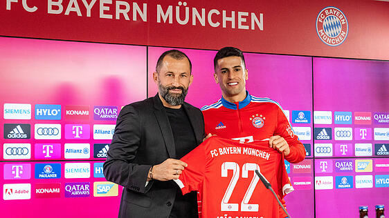 Der neue Defensivstar beim FC Bayern: João Cancelo, den Sportvorstand Hasan Salihamidzic (l.) von Manchester City ausgeliehen hat.