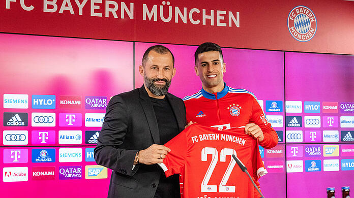 Der neue Defensivstar beim FC Bayern: João Cancelo, den Sportvorstand Hasan Salihamidzic (l.) von Manchester City ausgeliehen hat.