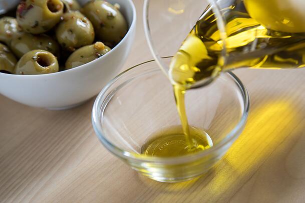 Olivenöl schmeckt nicht nur gut, sondern sorgt auch für glänzende Oberflächen. Olivenöl schmeckt nicht nur gut, sondern sorgt auch für glänzende Oberflächen.
