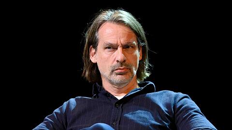 Star-Philosoph Richard David Precht in typischer Denkerpose