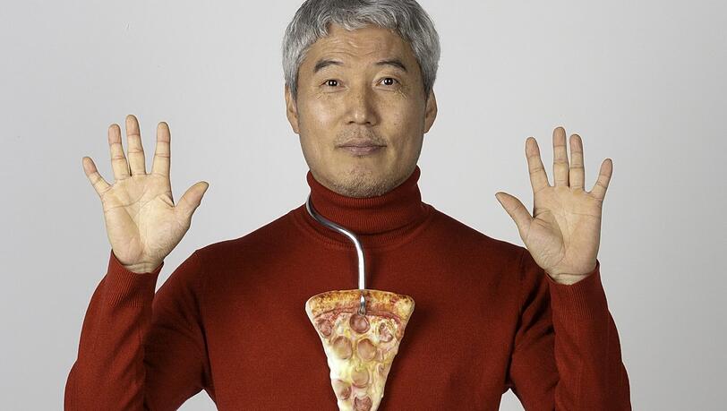 Gang-yeon Lee bezeichnet sein Pizzaschmuckstück als "Recipe for Distaste", doch Abneigung empfindet man hier eher nicht, oder? Gang-yeon Lee bezeichnet sein Pizzaschmuckstück als "Recipe for Distaste", doch Abneigung empfindet man hier eher nicht, oder?