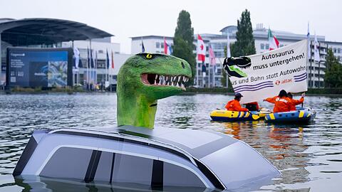 Schon vor der offiziellen Eröffnung protestierte Attac mit einem "Autosaurus" am Münchner Messegelände.