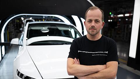 Der Werksleiter der Tesla-Fabrik in Gr&uuml;nheide, Andr&eacute; Thierig, blickt zuversichtlich ins neue Jahr (Archivbild).