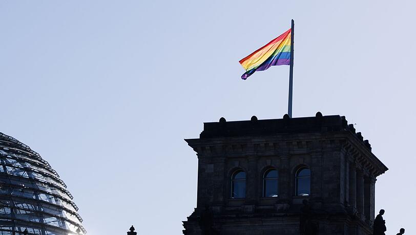 Bundestagspr&auml;sidentin Kl&ouml;ckner l&auml;sst die Fahne nur noch am Internationalen Tag gegen Homophobie hissen.