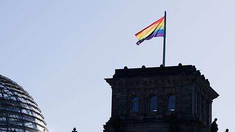 Bundestagspr&auml;sidentin Kl&ouml;ckner l&auml;sst die Fahne nur noch am Internationalen Tag gegen Homophobie hissen.