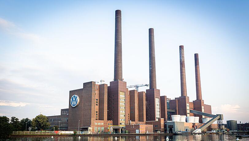 Bei VW in Wolfsburg wird über neue Sparpläne gestritten. (Archivbild) Bei VW in Wolfsburg wird über neue Sparpläne gestritten. (Archivbild)