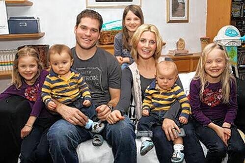 Der Schneider-Clan: Eric mit Frau Carla und den Kindern Katie, Clark, Adam, Avrie (v.l), Claire (hinten) und Hündin Daisy.