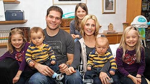 Der Schneider-Clan: Eric mit Frau Carla und den Kindern Katie, Clark, Adam, Avrie (v.l), Claire (hinten) und Hündin Daisy. Der Schneider-Clan: Eric mit Frau Carla und den Kindern Katie, Clark, Adam, Avrie (v.l), Claire (hinten) und Hündin Daisy.