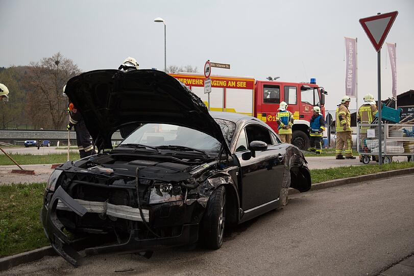 Wo ist der Unfallfahrer? Nach dem Crash am Waginger Kreisverkehr ist nur noch das Wrack des Audi TT da. Der ist komplett zerstört.