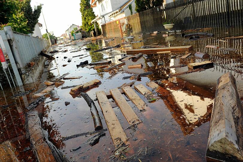 Die Hilfsbereitschaft der Menschen ist groß: In der vom Hochwasser schwer betroffenen Stadt Deggendorf sammelt der Kreisjugendring (KJR) Sachspenden für die Flutopfer.